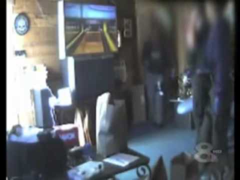 US cops play video games DURING drug raid